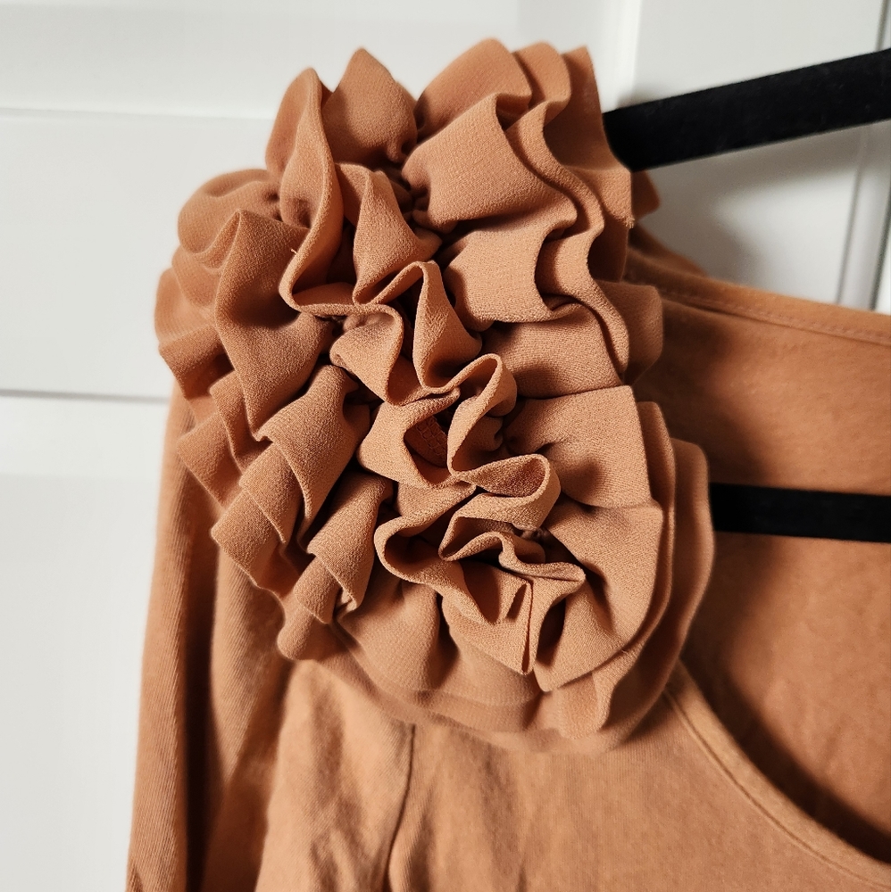 H&M ruffle shoulder top - Picture 2 of 5